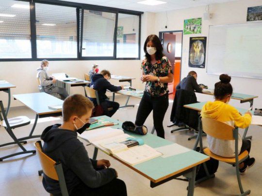 Francia cierra escuelas por contagios de COVID-19