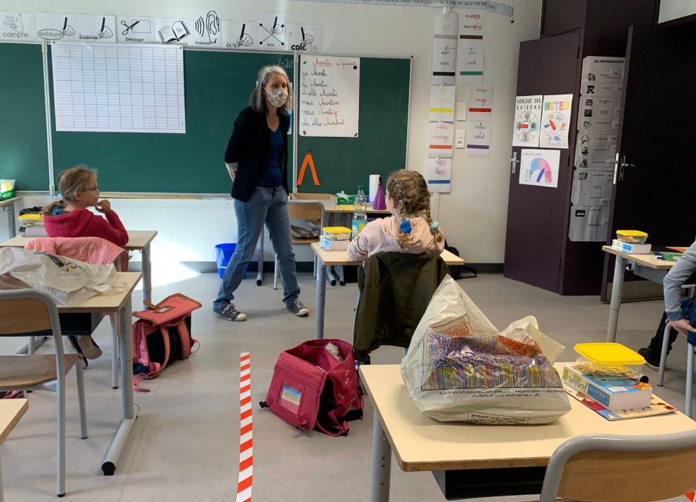 En Francia más de 12 mil niños regresan a clases presenciales