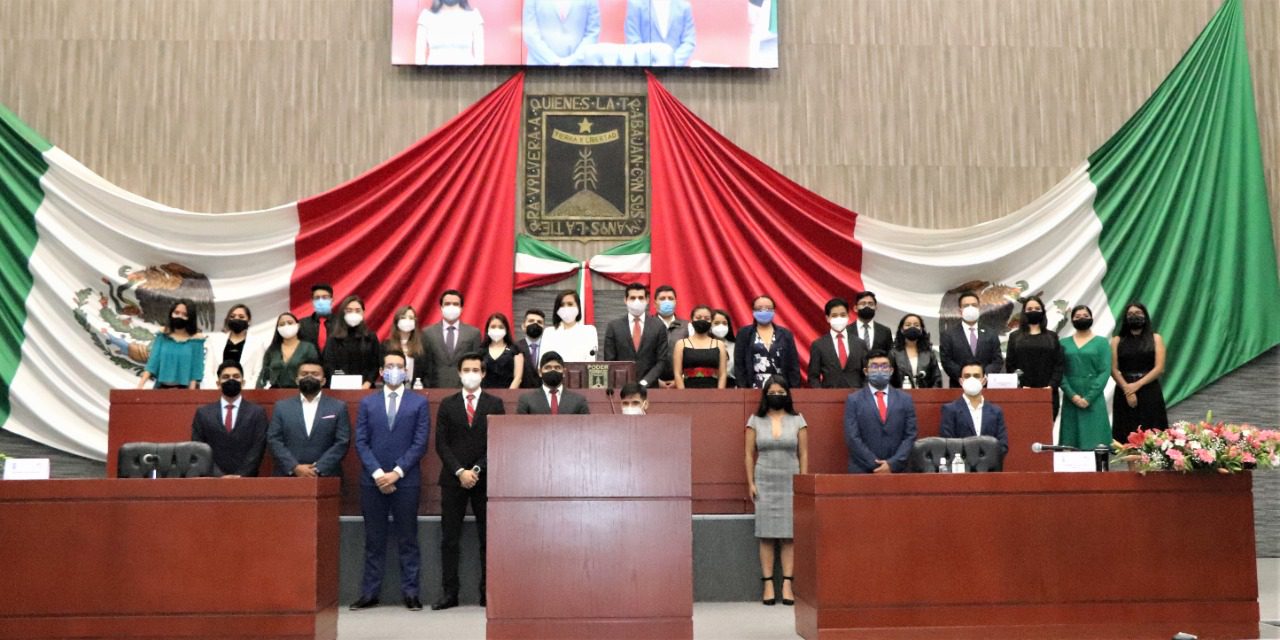 Participan 30 jóvenes como diputados por un día en Morelos