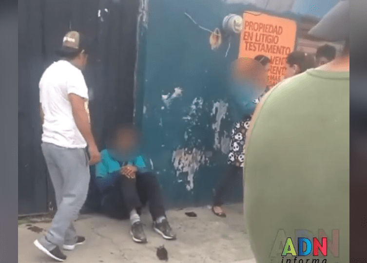 [VIDEO] Dan una PALIZA a presunto ladrón de autos en Cuernavaca