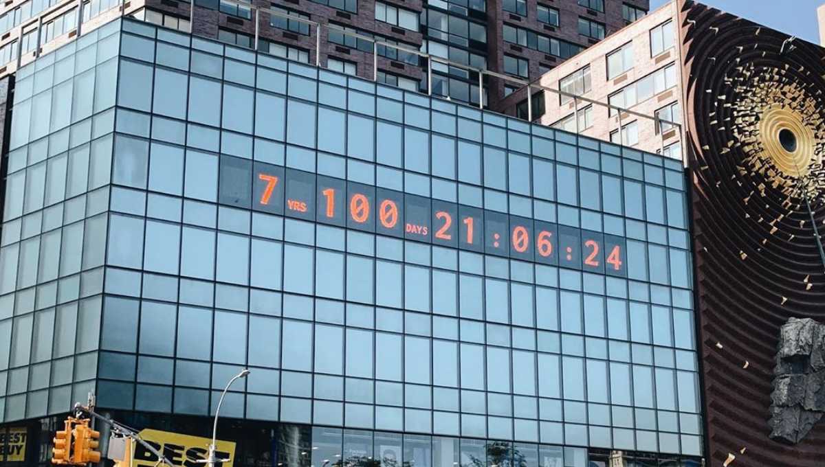 ¿Por qué un reloj en Nueva York indica 7 años?
