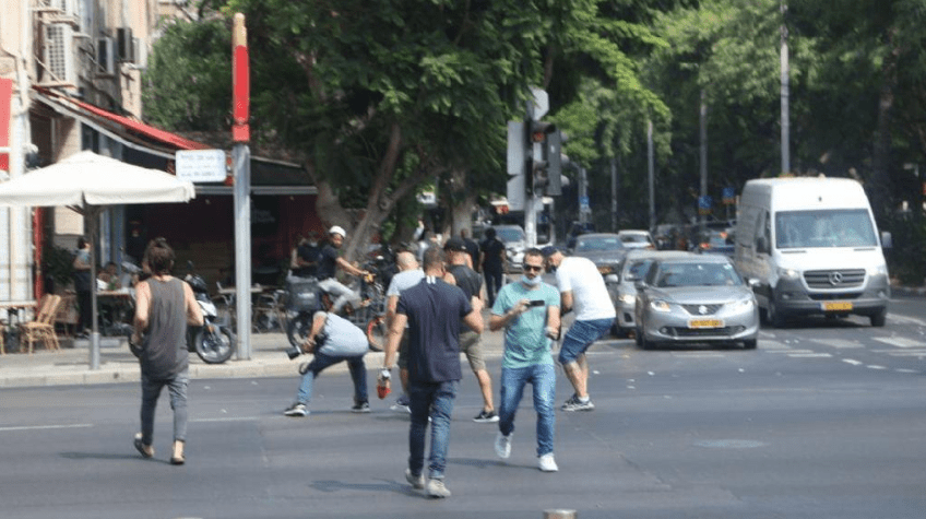 Activistas lanzan bolsitas de marihuana desde un dron sobre Tel Aviv