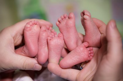 Mujer da a luz a trillizas y las entrega en adopción