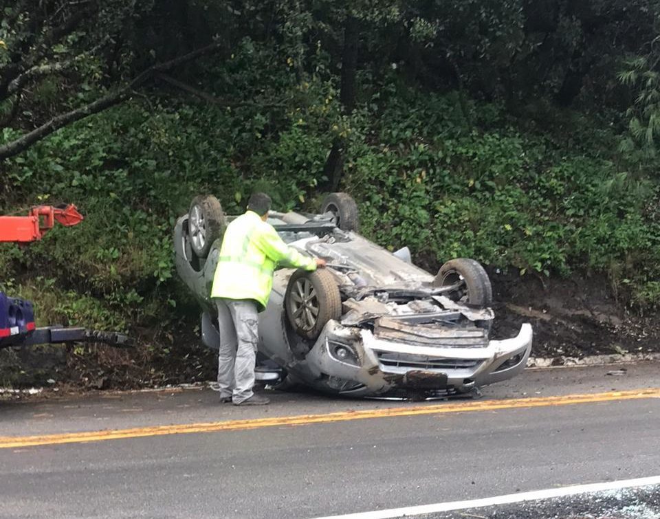 Familia se salva después de volcar en su auto en la México-Cuernavaca