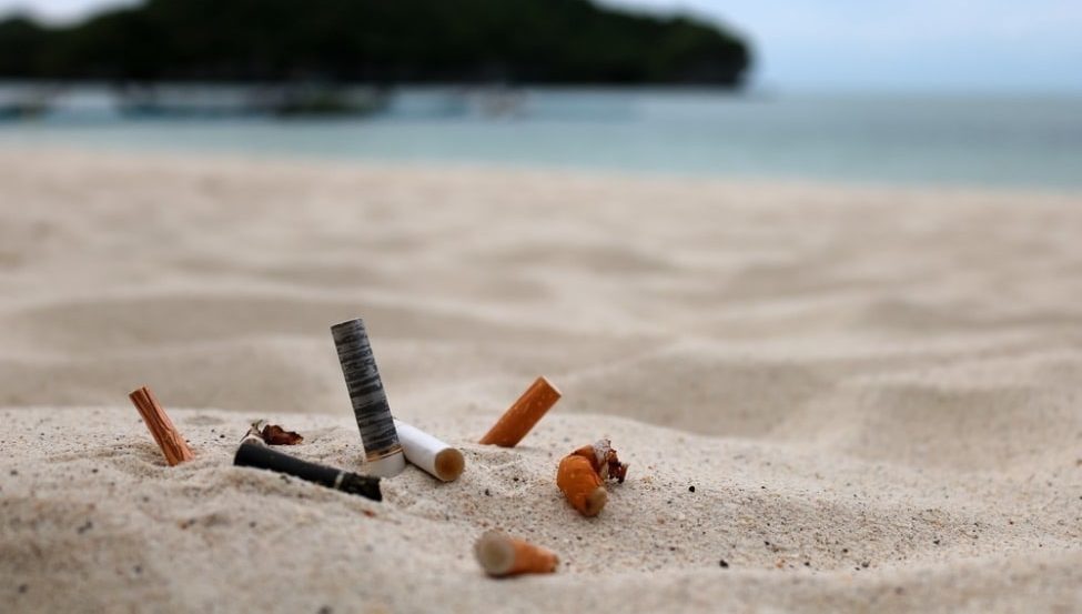 Proponen que fumar en las playas de México sea ilegal