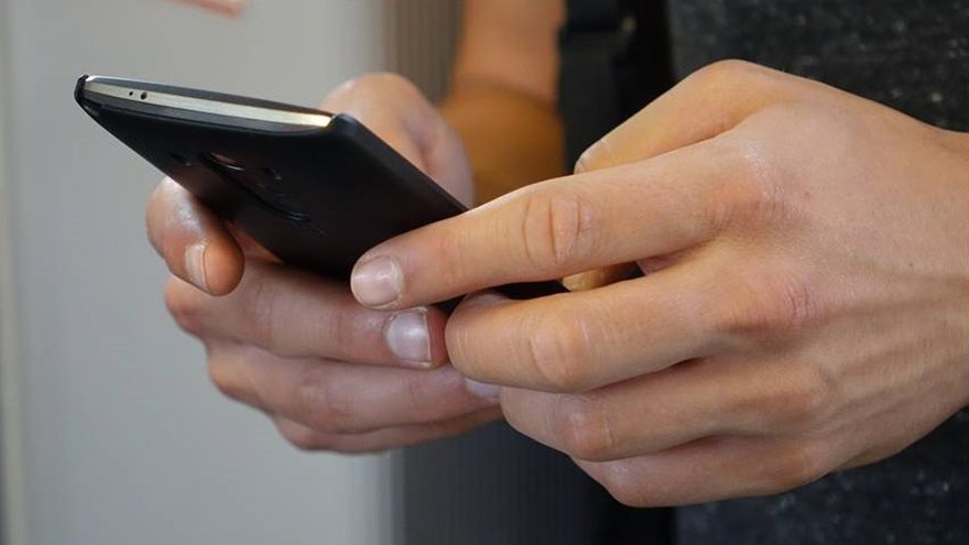 Detienen a un hombre por grabar a su hijastra mientras se bañaba