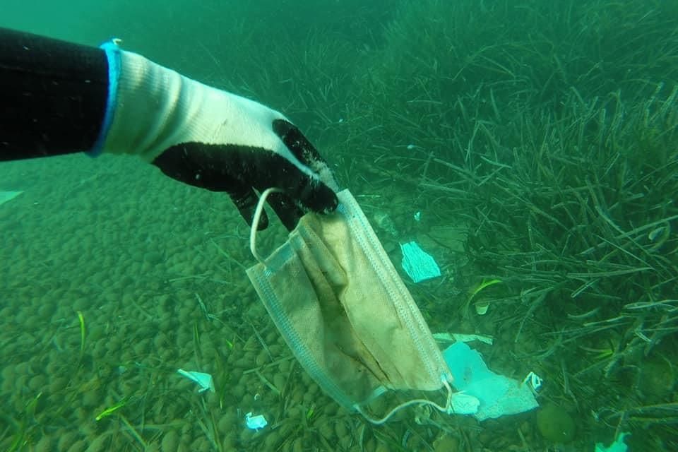 Encuentran cubrebocas en el fondo del mar de Cancún