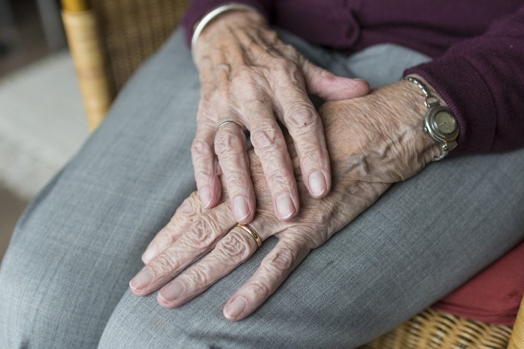 Un grupo de jóvenes robó y agredió sexualmente a un anciano de 80  años