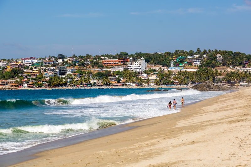 Por “rebrote” Puerto Escondido decreta ley seca y cierra sus playas