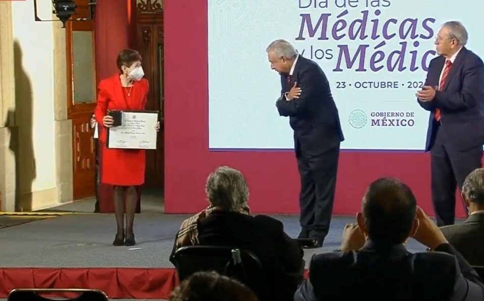 AMLO emite decreto para establecer legalmente el Día del Médico