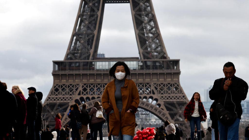 Por rebrote de COVID-19 declaran toque de queda en París y ocho ciudades más