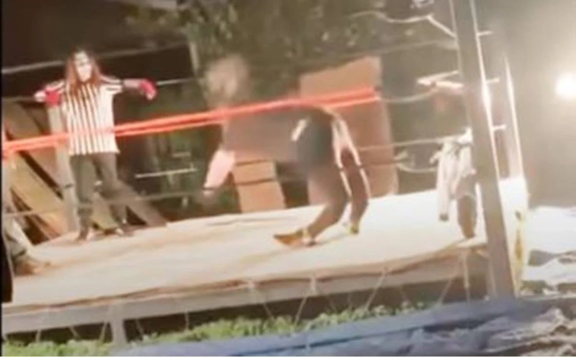 VIDEO Luchador se rompe las piernas tras brincar al ring