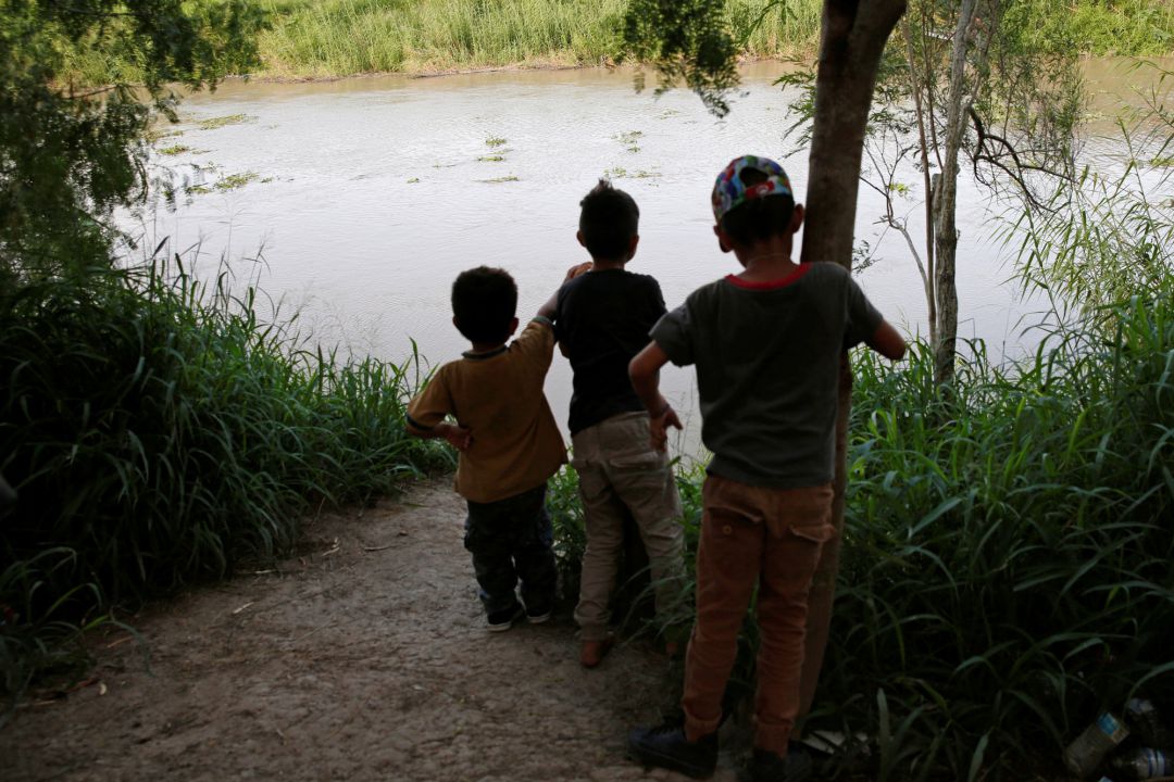 Un niño de 13 años cruzó la frontera de EEUU cargando a un bebé de 7 meses