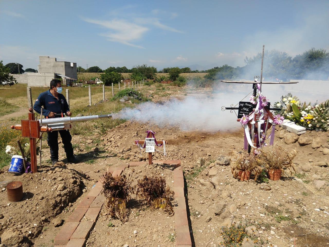 Nebulizan panteones de Yecapixtla previo al Día de Muertos