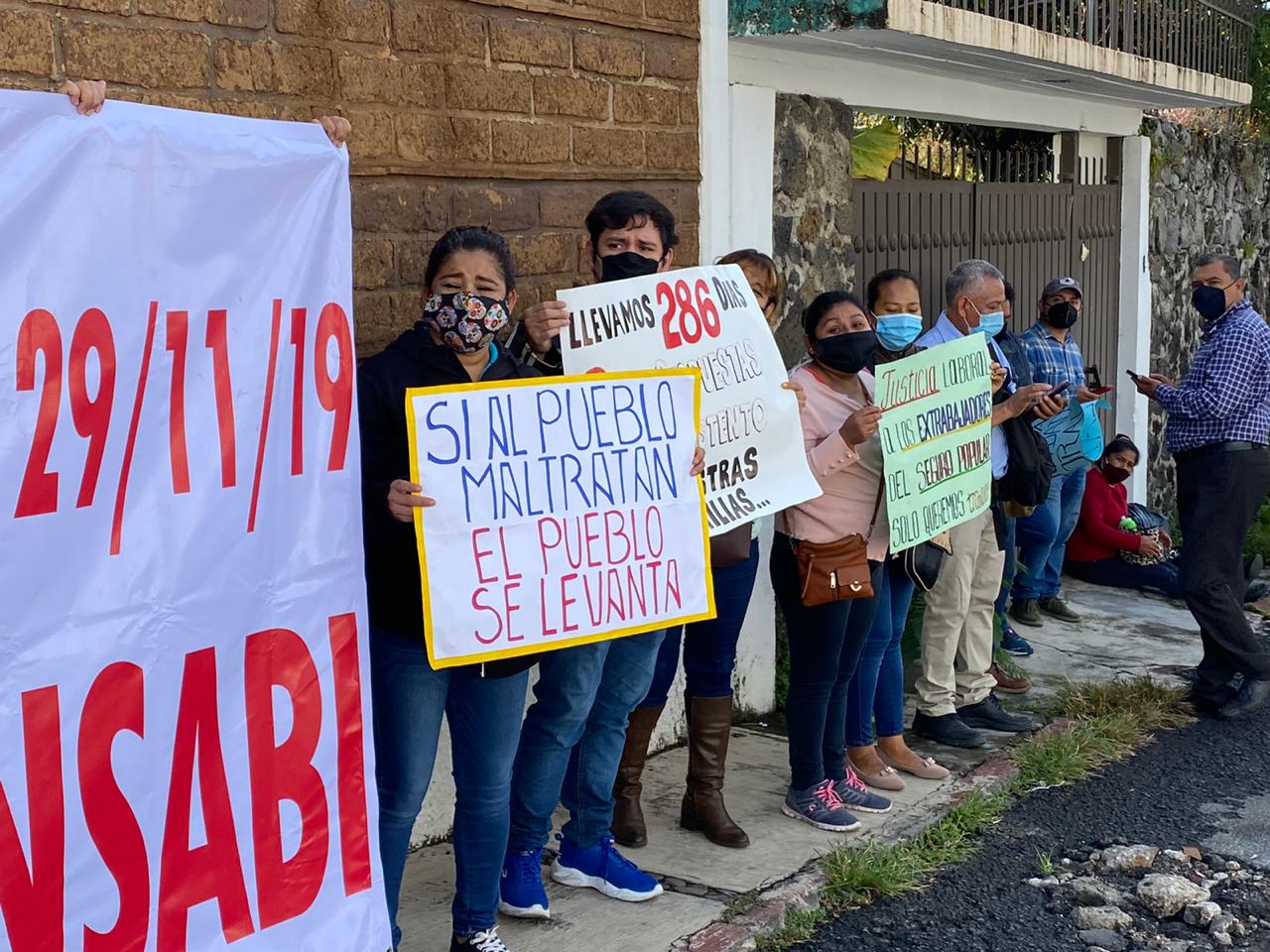 Ex trabajadores del Seguro Popular piden que los recontraten