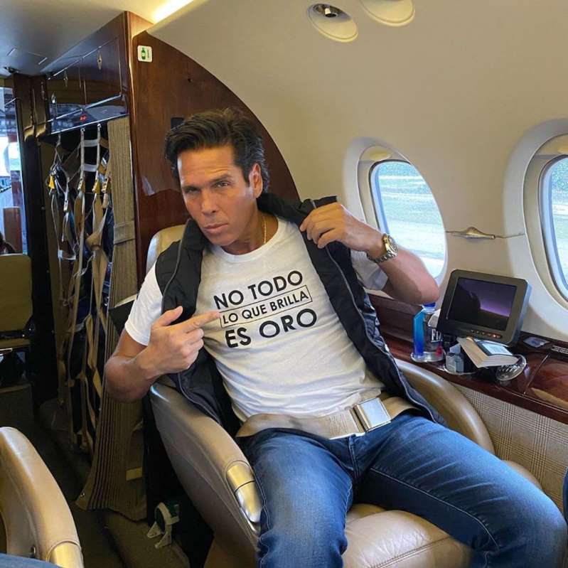 En un jet privado, Roberto Palazuelos “escapó” del huracán Delta