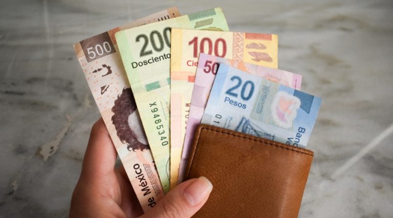 AMLO anuncia aumento del salario mínimo el próximo año