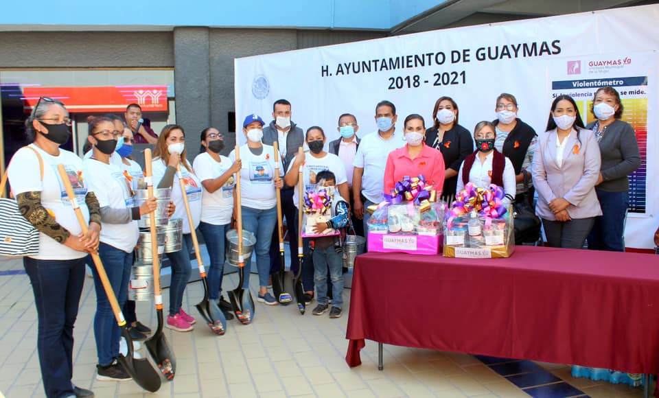 Alcaldesa de Guaymas Sonora entrega palas y cubetas a mujeres para que busquen a desaparecidos