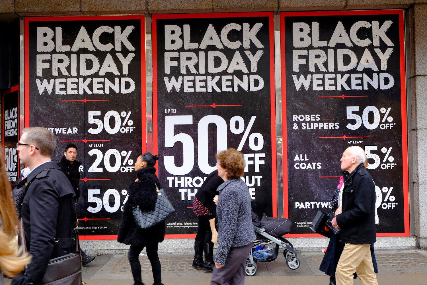 Empleados de tiendas en EU viven ansiedad por aglomeraciones del BlackFriday
