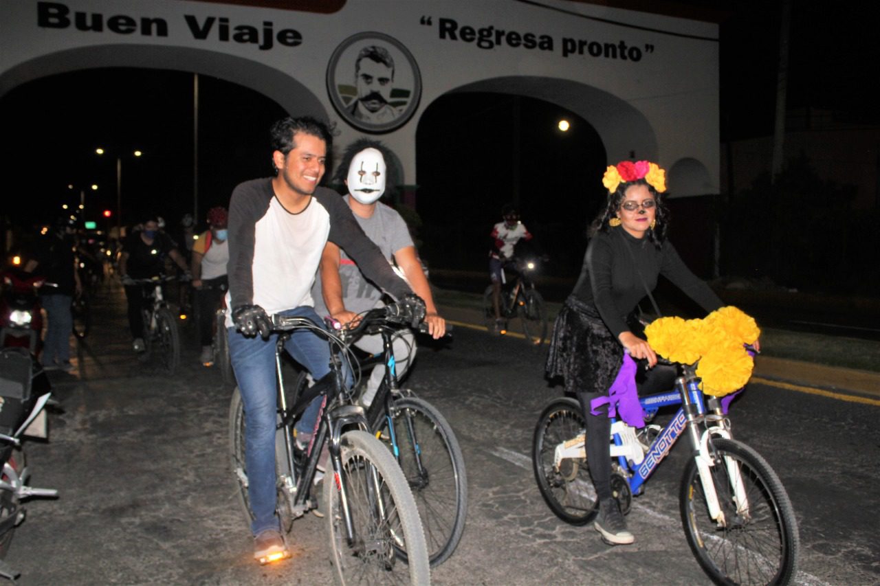 Realizan rodada nocturna y ofrenda monumental en Ayala