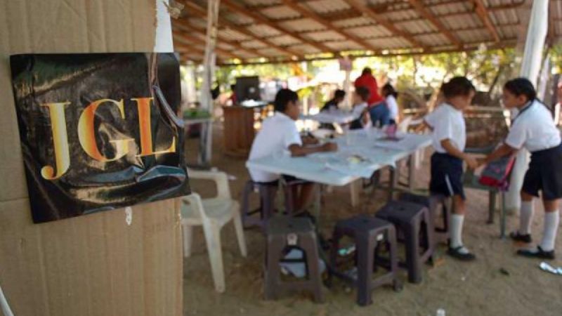 Hijos de “El Chapo” equipan escuela en Culiacán