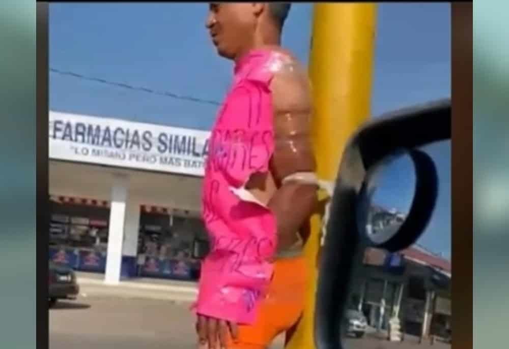 Por “golpeador de mujeres” atan a hombre a un poste en Michoacán