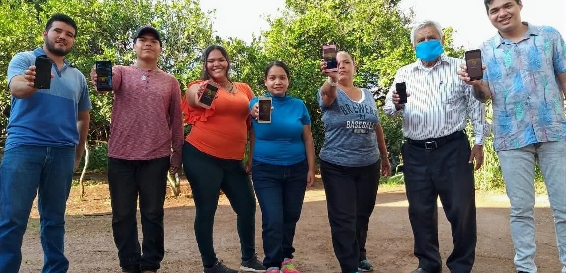 Jóvenes oaxaqueños desarrollan compañía telefónica para reducir la brecha digital