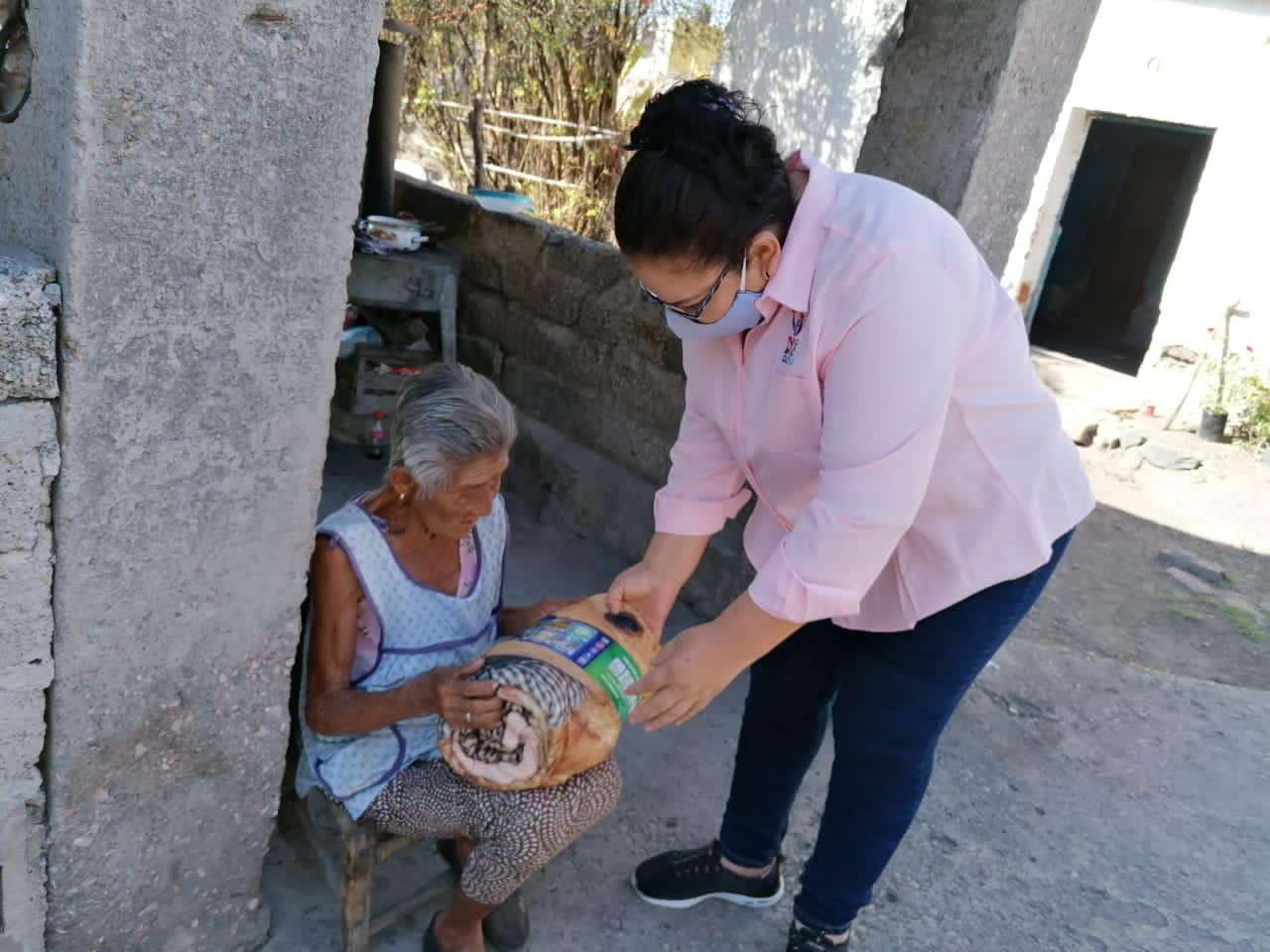 DIF Cuautla entrega cobertores y despensas a familias vulnerables