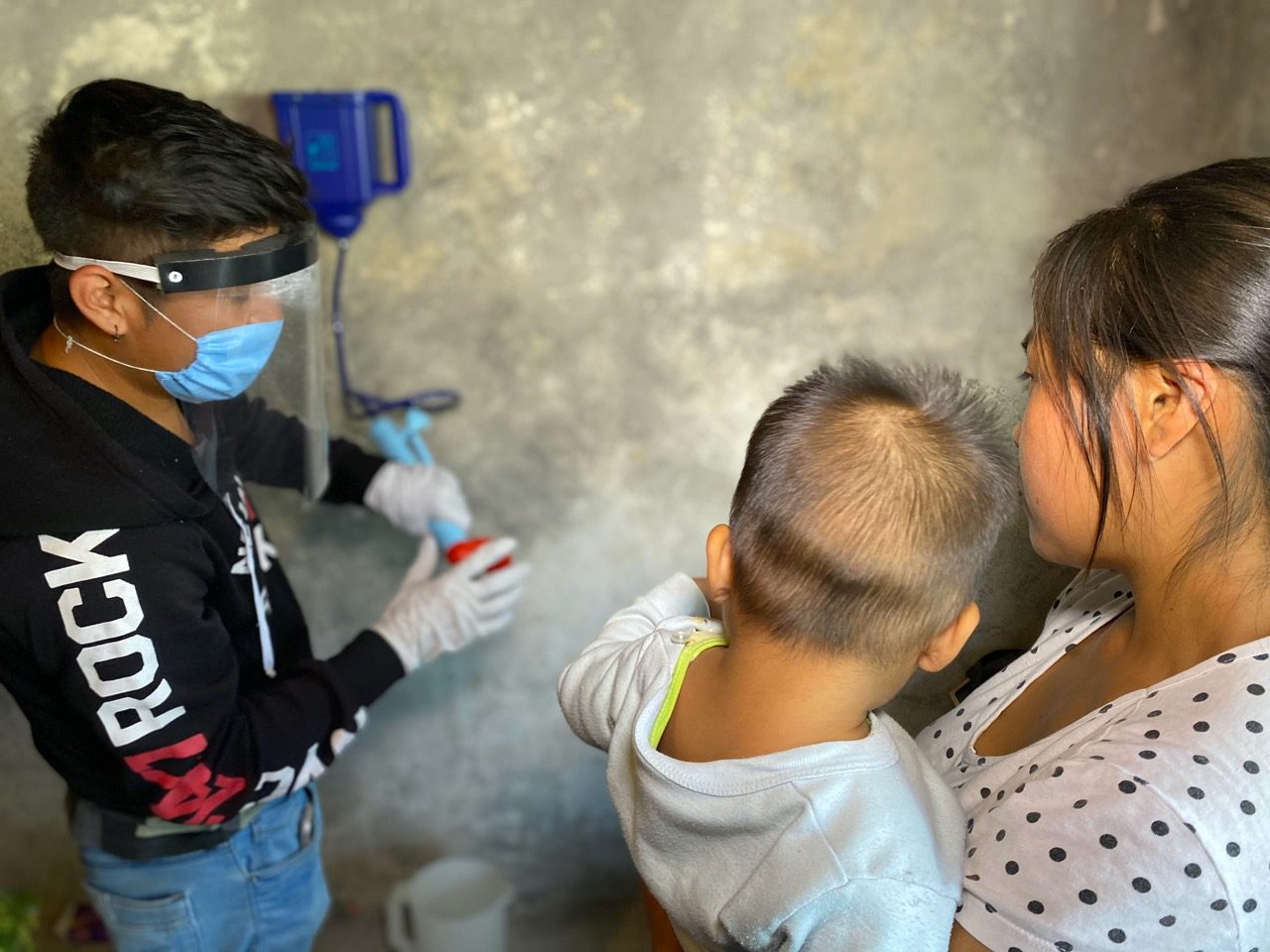 Instalan filtros de agua gratuitos para familias de Tepoztlán