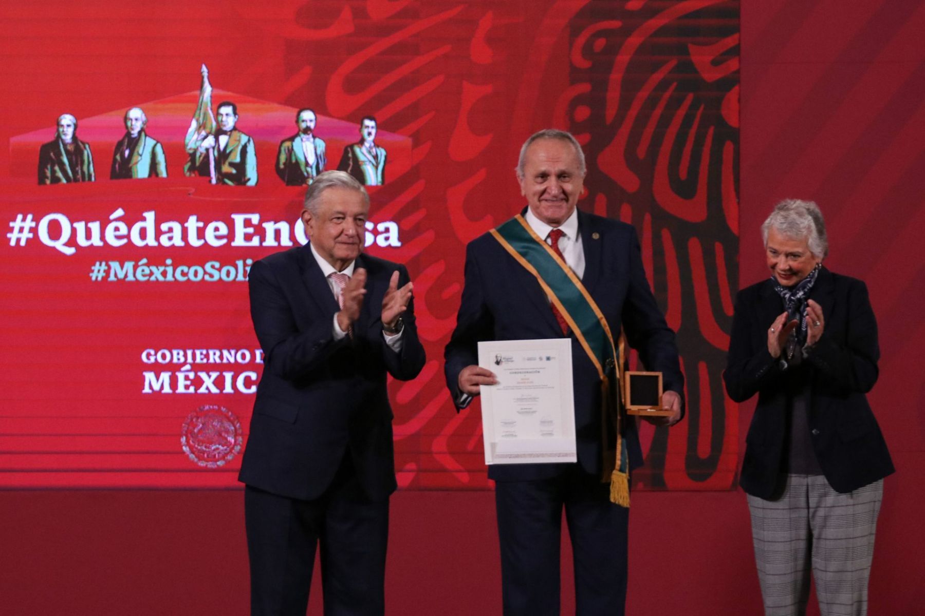 AMLO condecora a Jesús Seade y él anuncia su retiro temporal