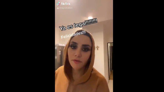 Diputada del PES celebra despenalización de la marihuana en el Senado fumando pipa