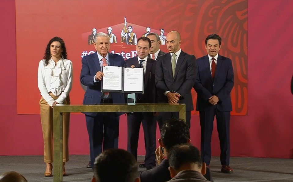 AMLO firma decreto para “poner orden” en outsourcing