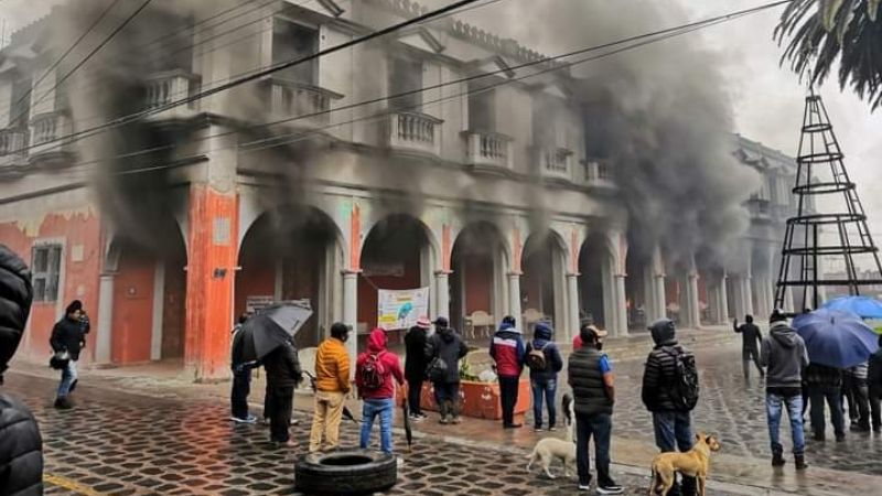 Pobladores de Chignautla queman alcaldía por supuesta privatización de agua