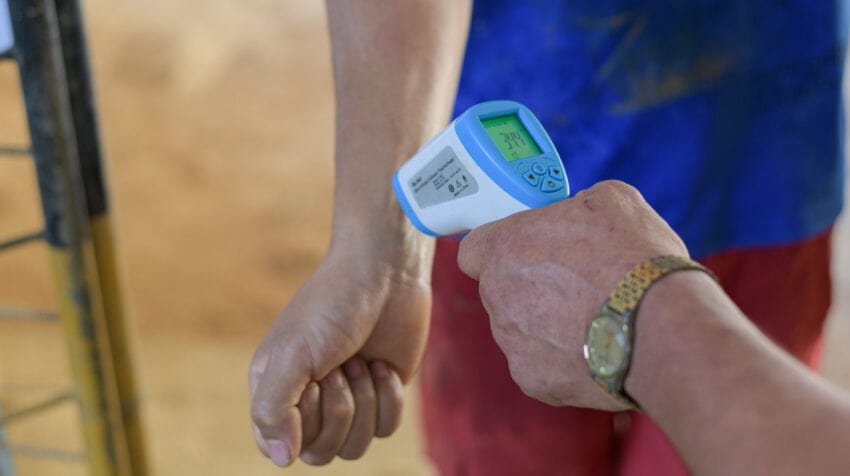 Doctores piden dejar de tomar temperatura en la muñeca porque así no se detecta fiebre por Covid-19