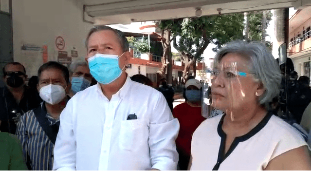 Antonio Villalobos pasó el fin de semana en Acapulco mientras trabajadores despedidos están en huelga de hambre
