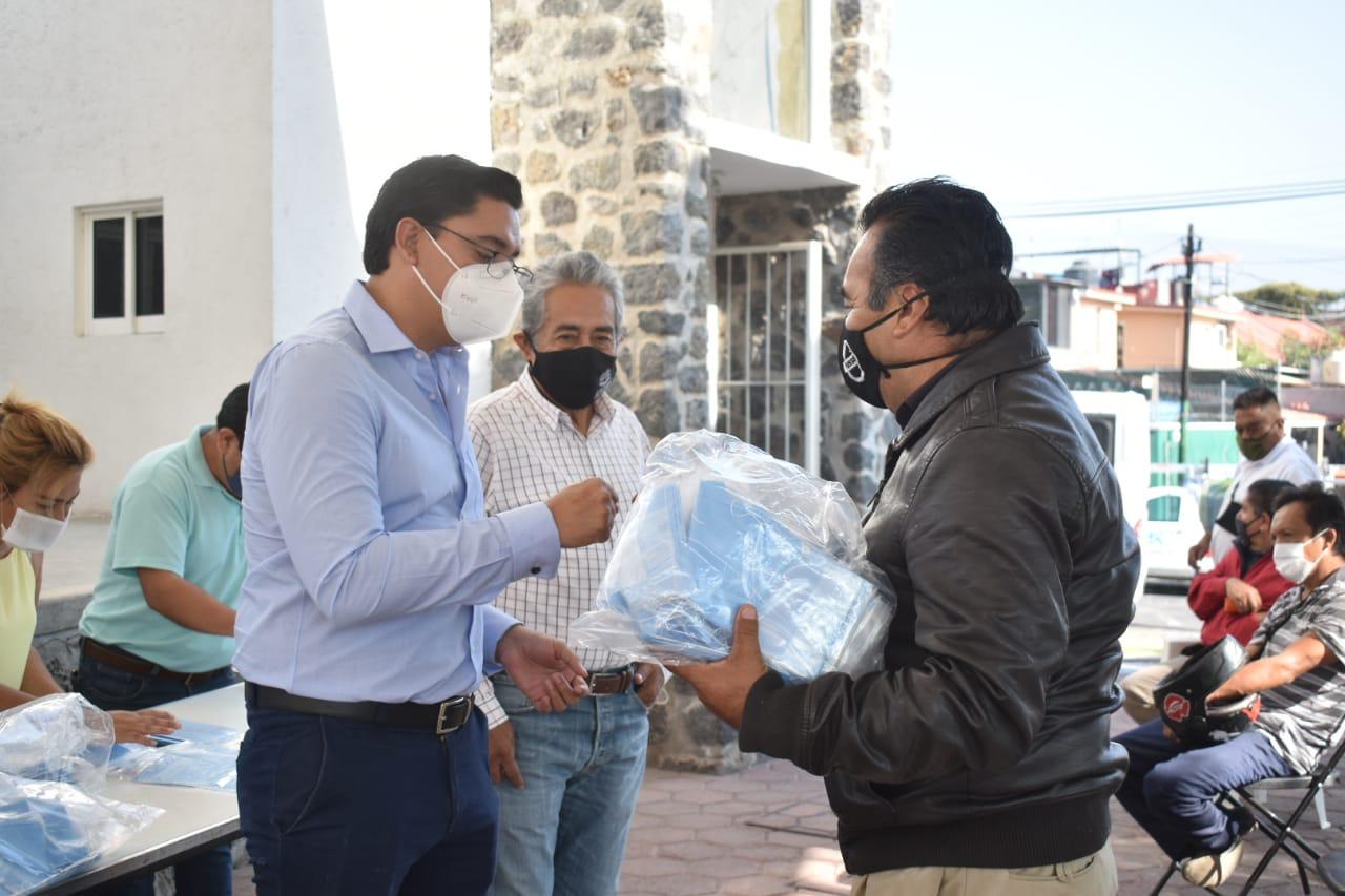 Entregan ayuntamiento de Jiutepec cubrebocas a transportistas