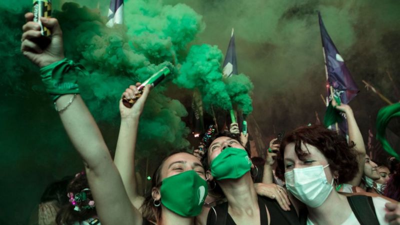¡Hecho histórico! Argentina legaliza el aborto en las primeras 14 semanas de embarazo