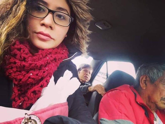 Taxista lleva a su esposa con Alzheimer a trabajar para no dejarla sola