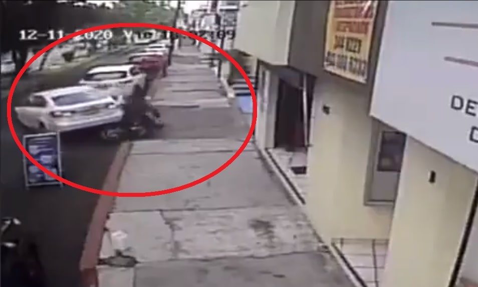 Conductor atropella a hombres que intentaron asaltarlo