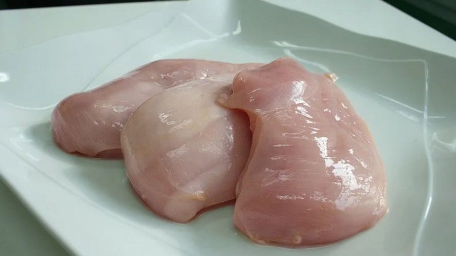 Singapur autoriza la venta de carne de pollo artificial