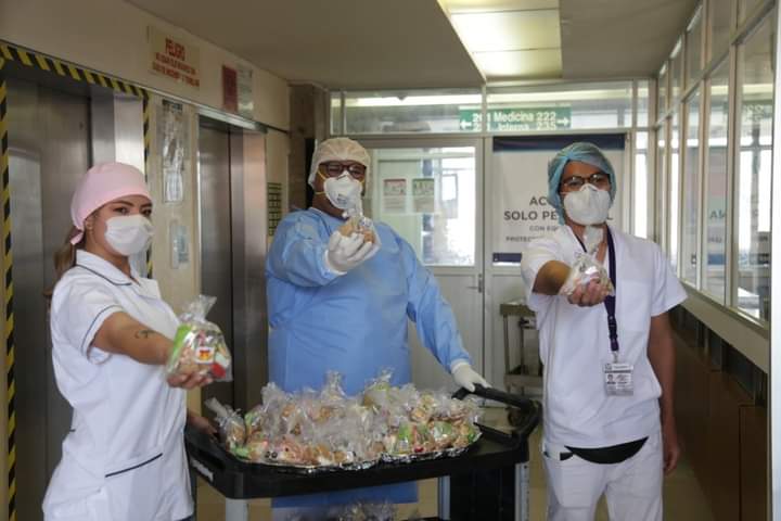 Trabajador de IMSS regala aguinaldos a pacientes con Covid-19
