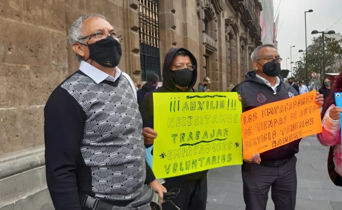 Abuelitos empacadores piden regresar a sus trabajos en los supermercados