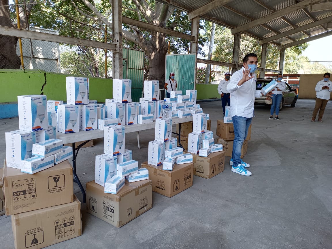 Entrega diputado cubrebocas y luminarias a ayudantes de Jojutla