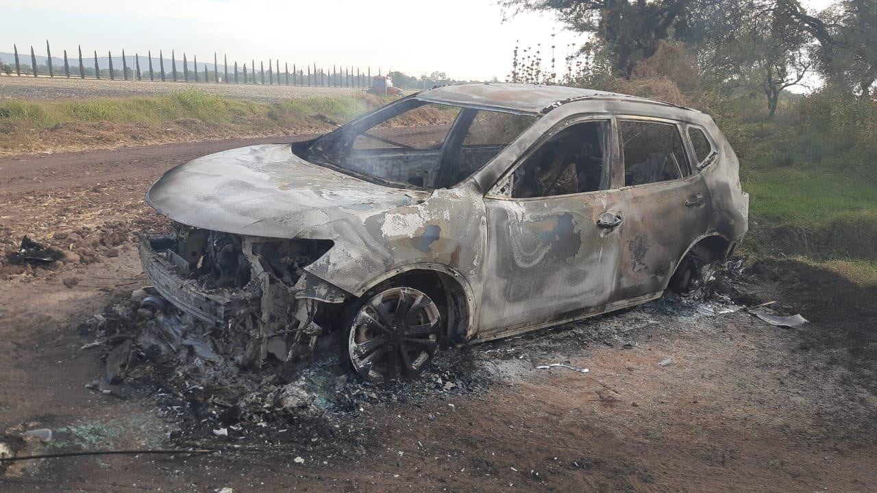Encuentran calcinada la camioneta en la que viajaban los jinetes Karen Hervey y Lorenzo Ríos
