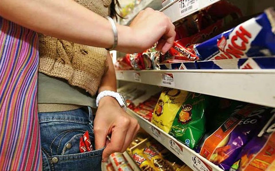Mujer quemó los antebrazos de su hija de 6 años por robas dulces
