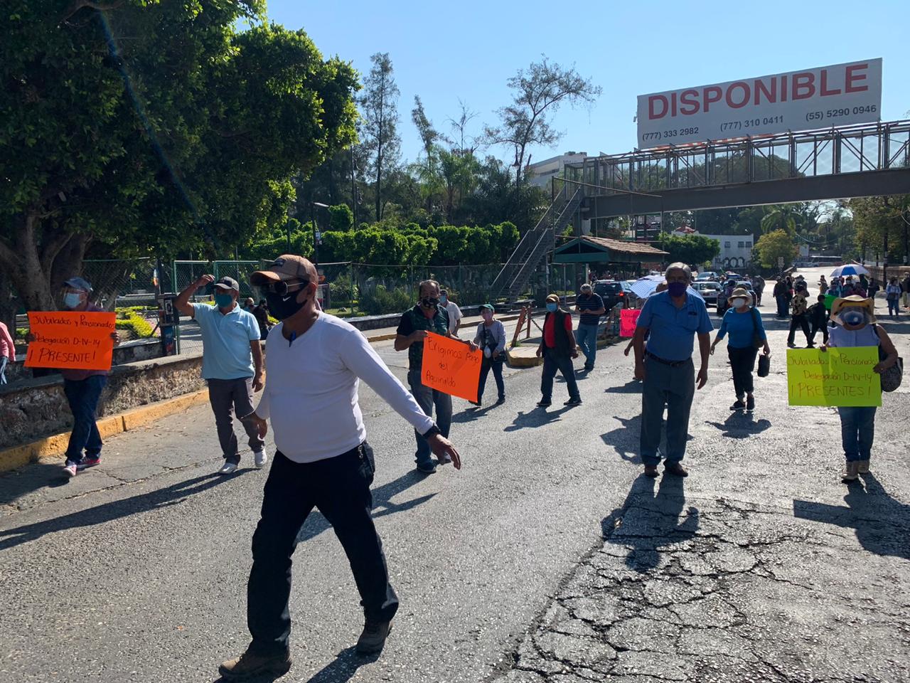 Dan fecha para pagar a maestros jubilados que se manifiestan en Cuernavaca