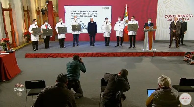 AMLO entrega la condecoración Miguel Hidalgo a los héroes de la pandemia
