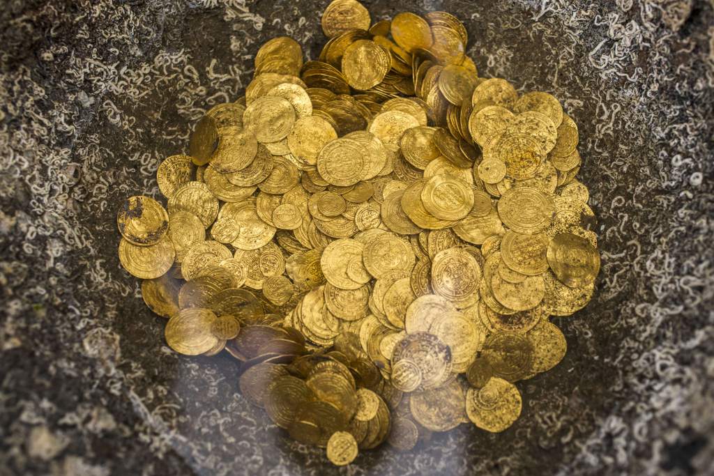 Familia encuentra tesoro de monedas de oro enterradas en el patio de su casa