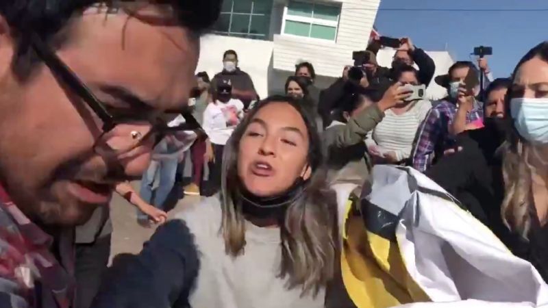 Mujer cachetea a escolta y encara a AMLO para exigirle quimioterapias