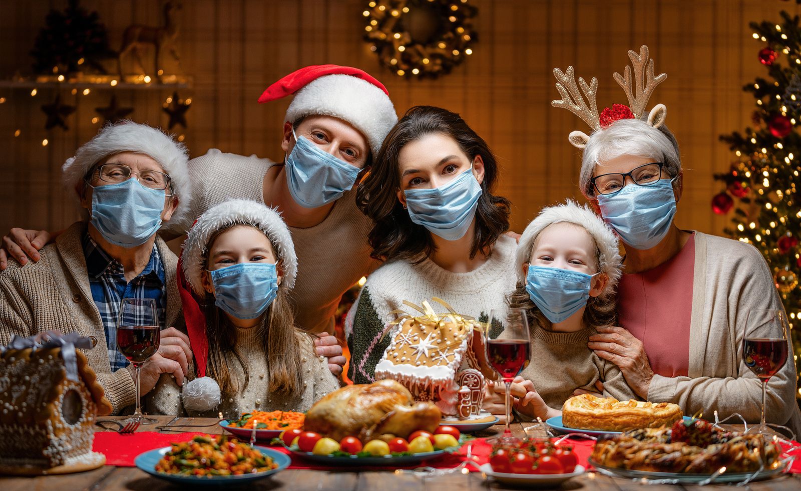 La OMS recomienda usar cubrebocas en reuniones familiares navideñas